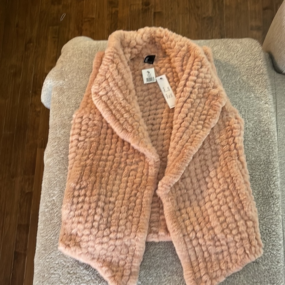 LT gorgeous light pink faux fur vest. It feels 100% real it’s stunning